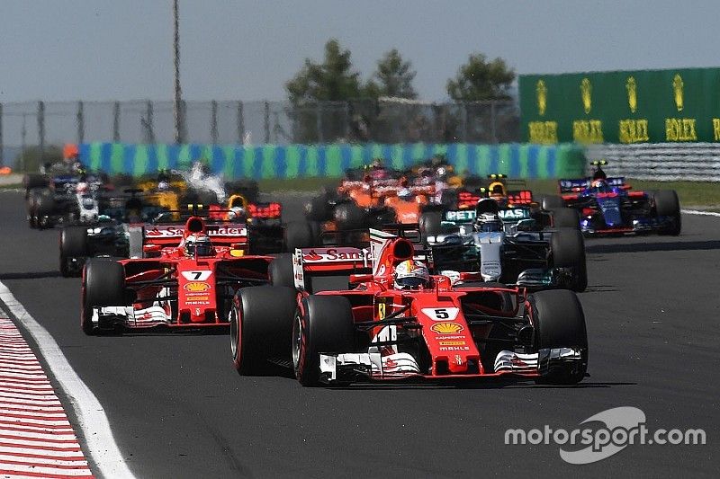 Sebastian Vettel, Ferrari SF70-H leidt bij de start van de race