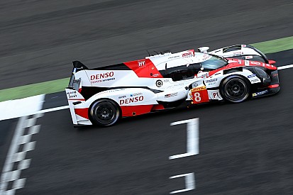 Davidson manda a mitad de carrera