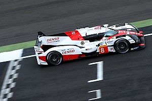 Davidson manda a mitad de carrera