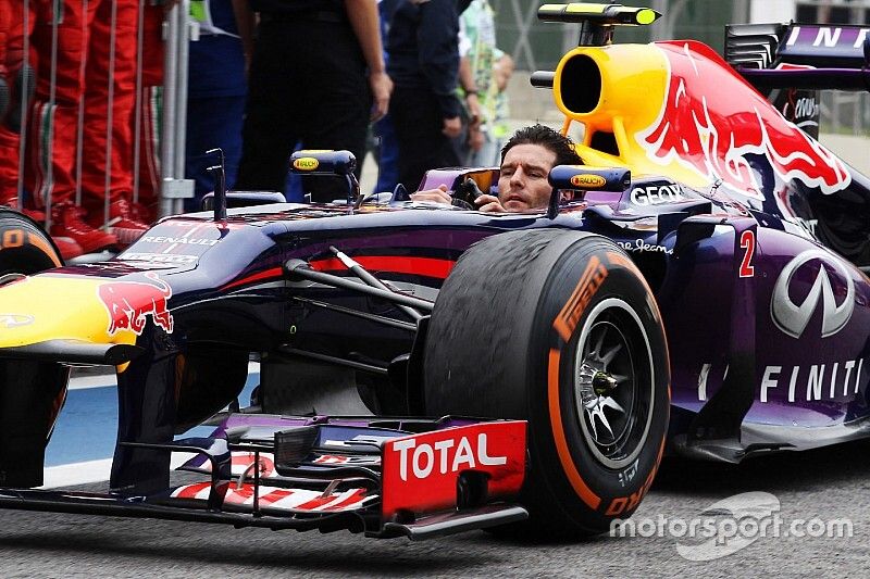 El segundo lugar, Mark Webber, Red Bull Racing RB9 llega al parc ferme sin su casco