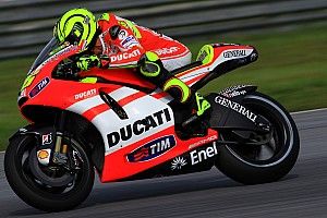 El patrocinador invita a Rossi a seguir en activo con una Ducati del VR46