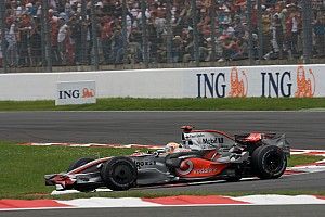 Amikor megbüntették Hamiltont Vettel ellen: videó