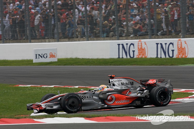 Amikor megbüntették Hamiltont Vettel ellen: videó