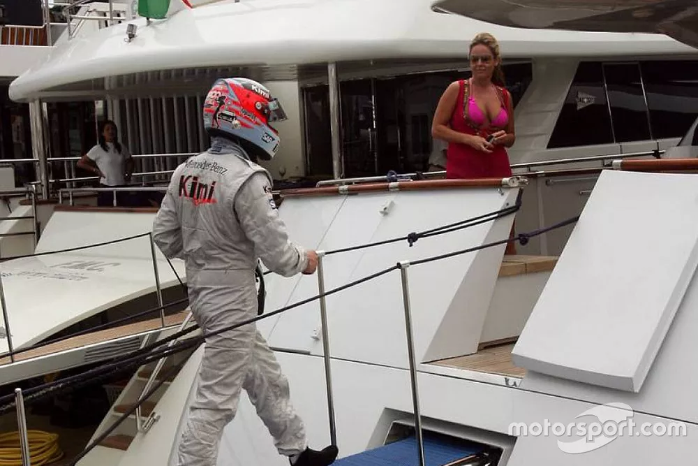 Kimi Raikkonen sube a un yate