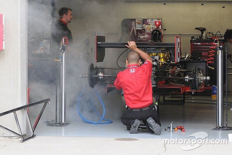 Грузовик с машиной Херты загорелся по пути на первый этап IndyCar