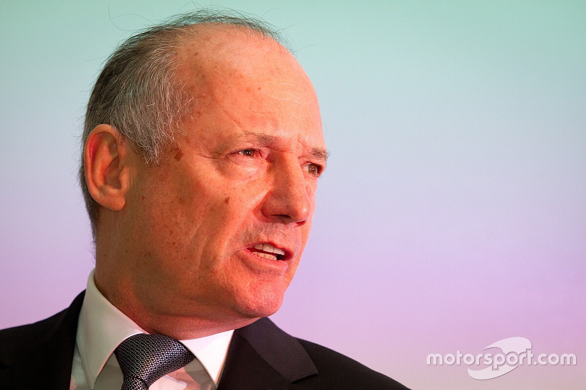 Ron Dennis, İngiltere'deki sağlık çalışanları için yardım kampanyası başlattı