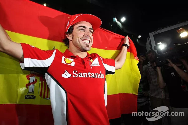 El ganador de la carrera, Fernando Alonso, de Ferrari, celebra tras la carrera