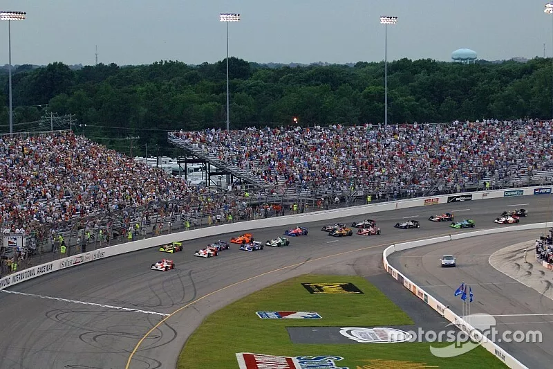 Helio Castroneves leads the field to the green flag