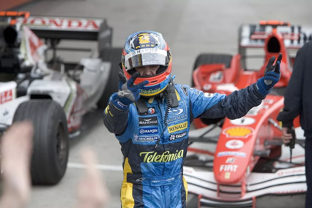El ganador del GP de San Marino 2005, Fernando Alonso, lo celebra