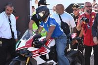 Espectacular aparici&oacute;n: Hamilton lleg&oacute; a Monza con una Ducati de 215 CV