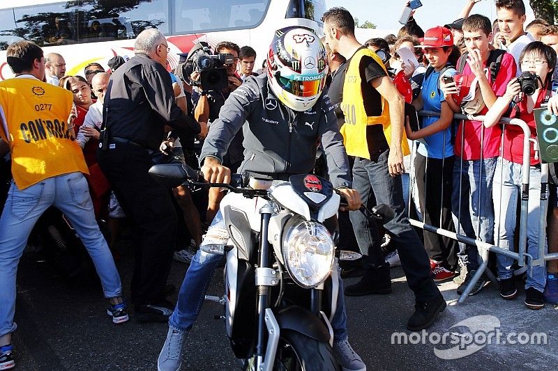 Lewis Hamilton, Mercedes AMG F1 llega al circuito en moto