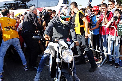Hamilton rueda en Jerez con una Yamaha... ¡con caída incluida!