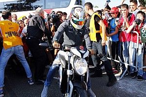 Hamilton rueda en Jerez con una Yamaha... ¡con caída incluida!