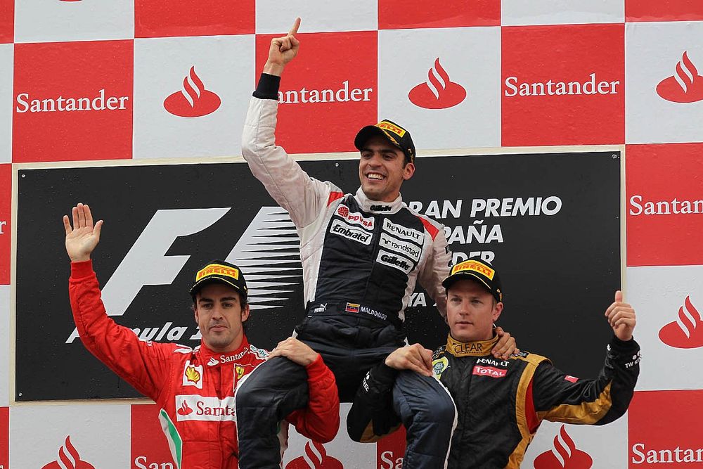 podium and results, 1st place Pastor Maldonado, Williams F1 Team with 2nd place Fernando Alonso, Scu