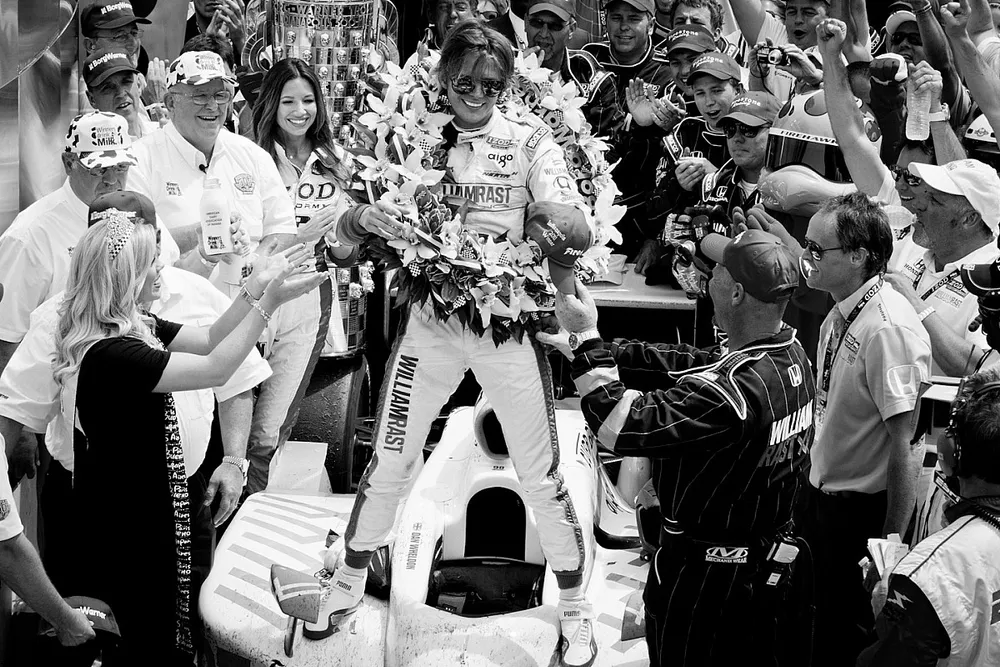 2011 Indy 500 winnaar Dan Wheldon, Bryan Herta Autosport with Curb / Agajanian
