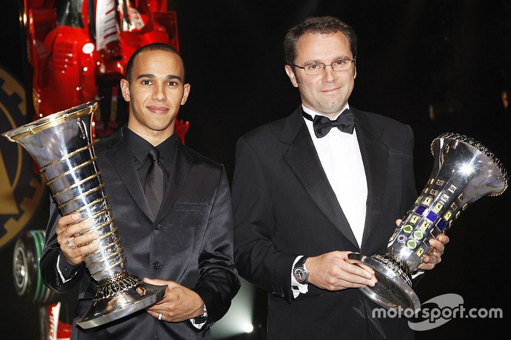 Lewis Hamilton, campeón mundial de pilotos de F1 2008, y Stefano Domenicali, jefe del equipo Ferrari, campeón de constructores de F1 2008, en la premiación de la FIA.