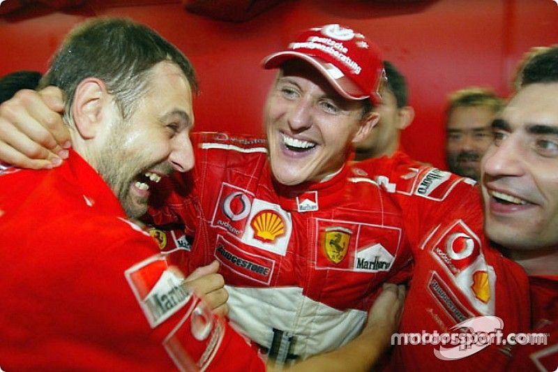 Michael Schumacher celebra el sexto Campeonato del mundo con los miembros del equipo Ferrari