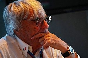 Ecclestone enaltece Hamilton, mas polemiza: "Em muitos casos, os negros são mais racistas que os brancos"
