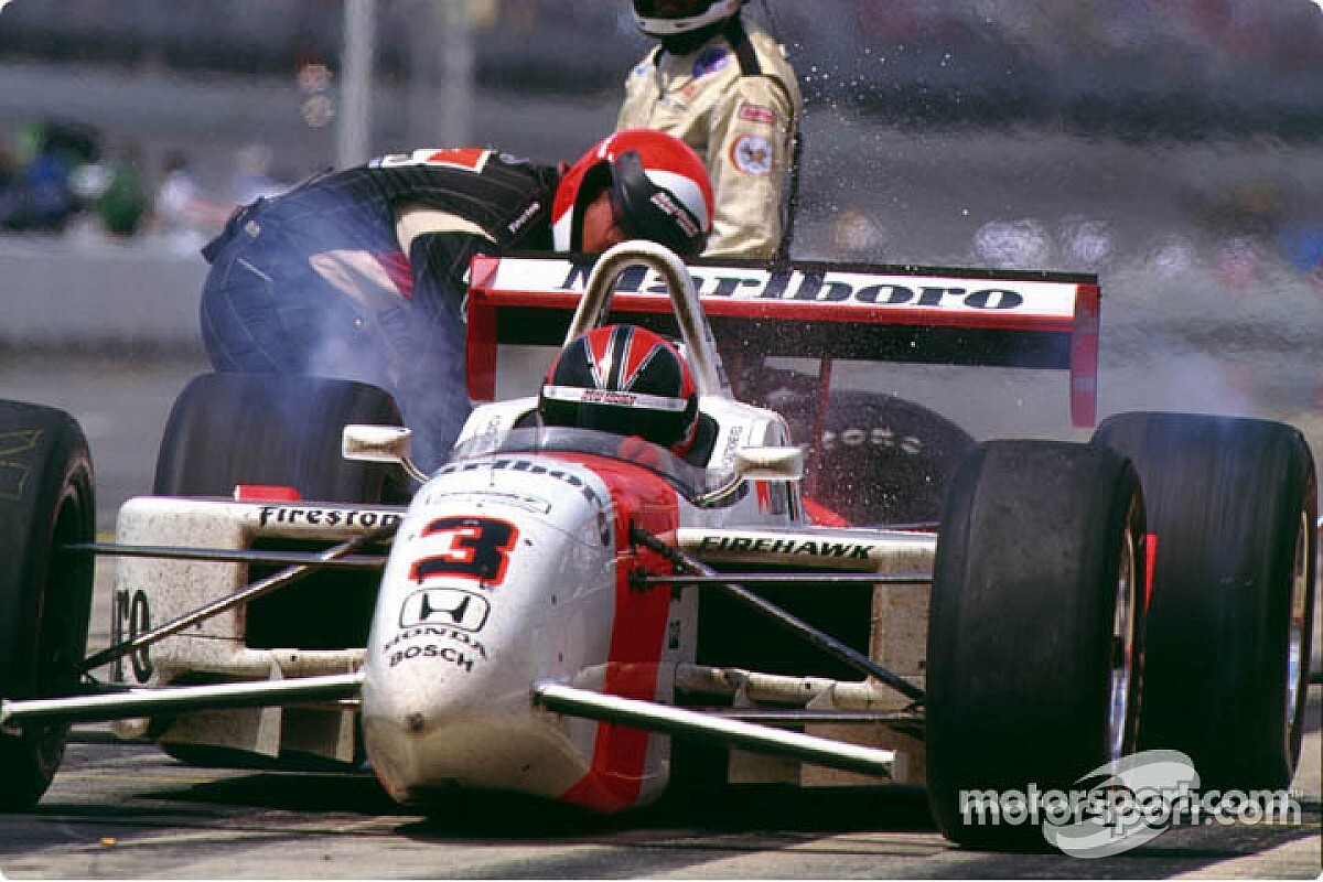 Kijktip van de dag: Castroneves klimt in hekken na eerste CART-zege