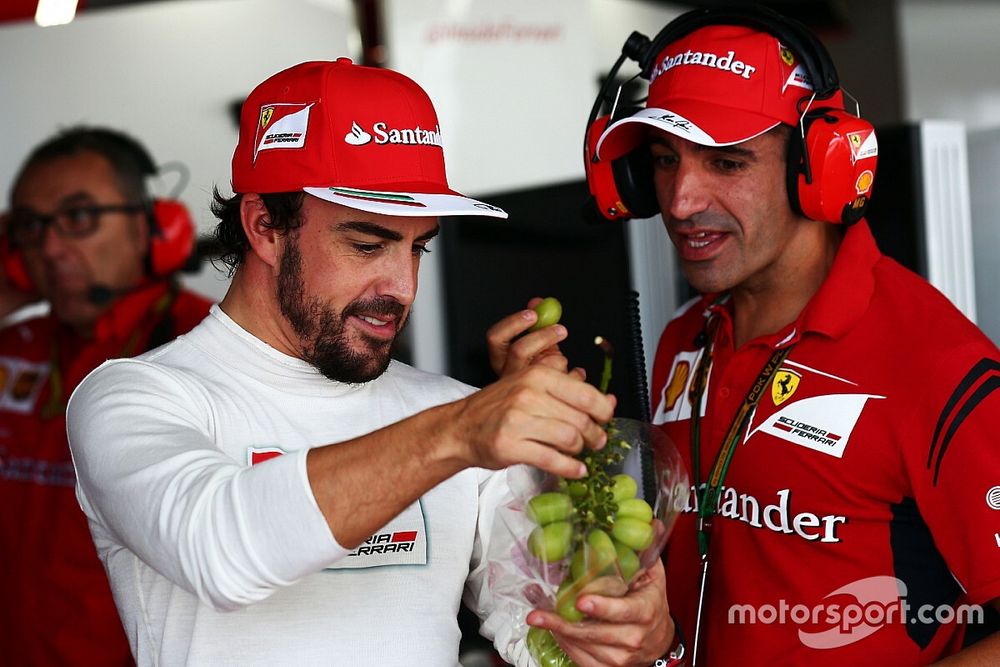 (Da sinistra a destra): Fernando Alonso, Ferrari con Marc Gene, Ferrari Test Driver