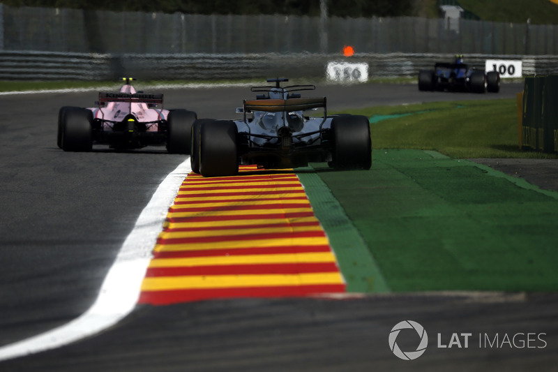 Lewis Hamilton, Mercedes-Benz F1 W08 ed Esteban Ocon, Sahara Force India VJM10