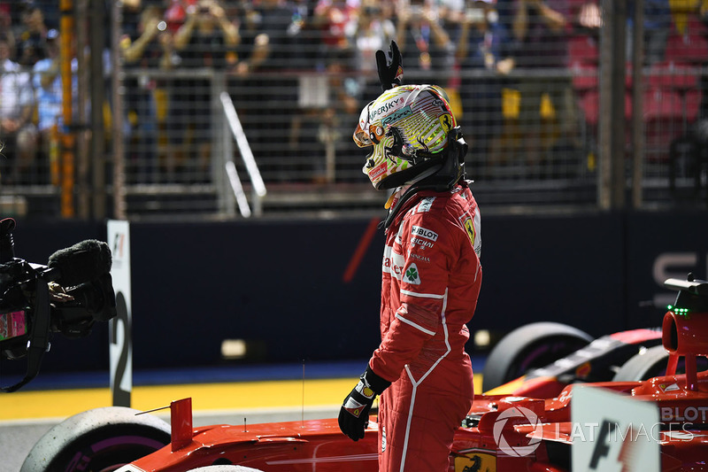 Il poleman Sebastian Vettel, Ferrari nel parco chiuso
