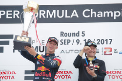 ピエール・ガスリー(Pierre Gasly / TEAM 無限)と手塚長孝監督