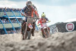 Jeffrey Herlings, KTM, achtervolgd door Tony Cairoli, KTM