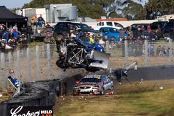 Accident de Todd Hazelwood, Brad Jones Racing Holden, Jonothan Webb, Tekno Autosports Holden