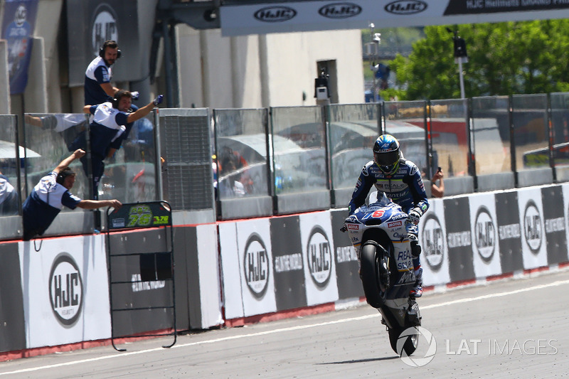 Loris Baz, Avintia Racing, passe le drapeau à damier