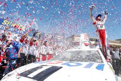 Race winner Kevin Harvick, Stewart-Haas Racing Ford
