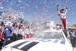 Race winner Kevin Harvick, Stewart-Haas Racing Ford