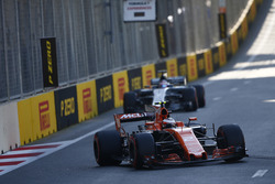 Stoffel Vandoorne, McLaren MCL32, leads Romain Grosjean, Haas F1 Team VF-17