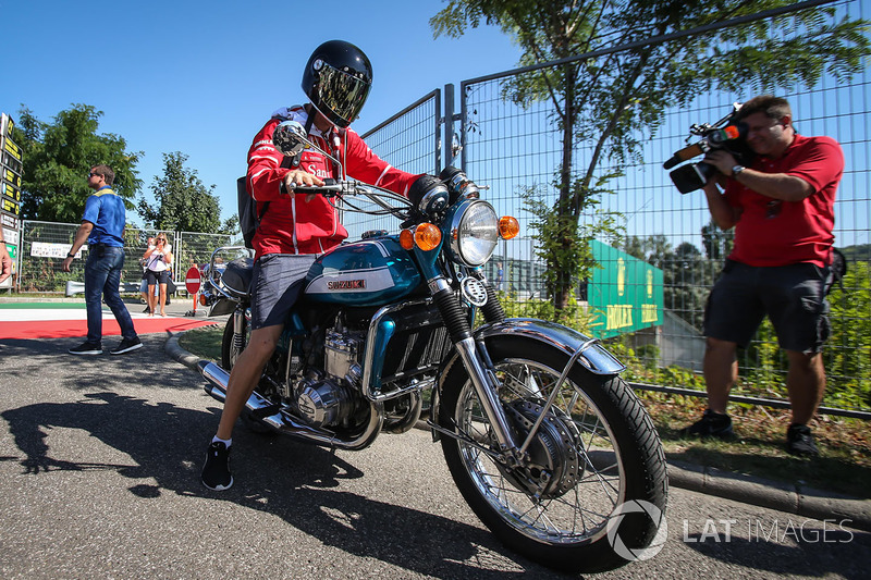 Sebastian Vettel chega em sua Suzuki 750