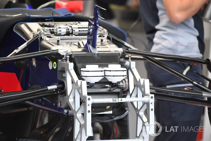 Scuderia Toro Rosso STR12 detaylı ön süspansiyon ve şasi