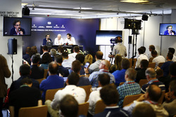 Laurent Mekies, F1 Deputy Race Director, FIA, Charlie Whiting, Race Director FIA e Matteo Bonciani, Capo delle Comunicazioni FIA e Delegato Media, tengono una conferenza stampa sull'introduzione dell'Halo