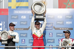 Podio: il vincitore della gara Esteban Guerrieri, Campos Racing, Chevrolet RML Cruze TC1, il secondo