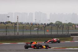 Max Verstappen, Red Bull Racing RB13, voor Sebastian Vettel, Ferrari SF70H