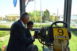 Riccardo Patrese e suo figlio davanti al kart di Senna