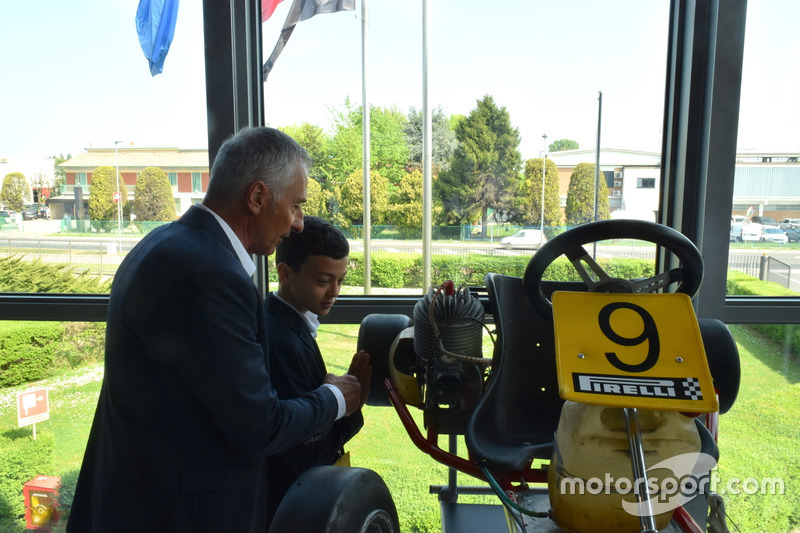 Riccardo Patrese e suo figlio davanti al kart di Senna