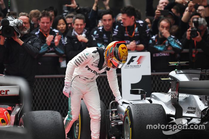 Ganador de la carrera Lewis Hamilton, Mercedes AMG F1 W08 en parc ferme