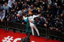 Lewis Hamilton, Mercedes AMG, celebra la victoria con su equipo en parc ferme