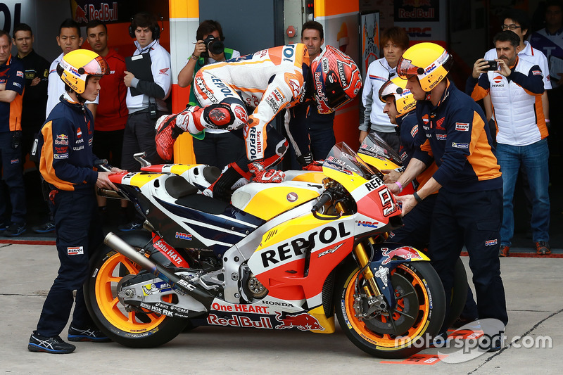 Marc Marquez berlatih flag-to-flag