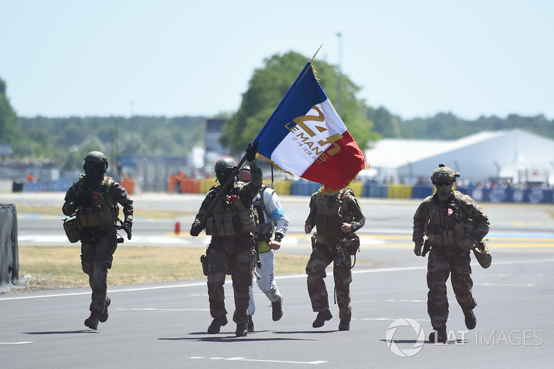 Soldaten mit Flagge von Frankreich