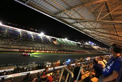 Fans auf der Tribüne in Le Mans bei Nacht