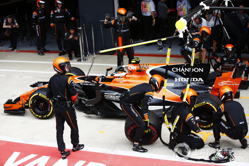 Stoffel Vandoorne, McLaren MCL32, pit stop action
