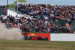 Daniel Ricciardo, Red Bull Racing RB13, runs wide