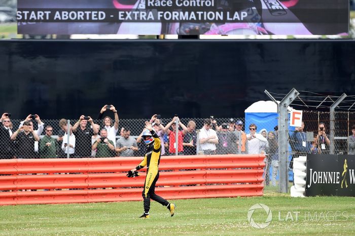 Jolyon Palmer, Renault Sport F1 Team después de detenerse en la vuelta de calentamiento
