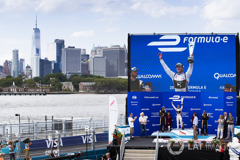 Podio: ganador de la carrera Sam Bird, DS Virgin Racing, segundo lugar Jean-Eric Vergne, Techeetah, 