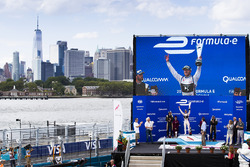 Podio: il vincitore della gara Sam Bird, DS Virgin Racing, il secondo classificato Jean-Eric Vergne,
